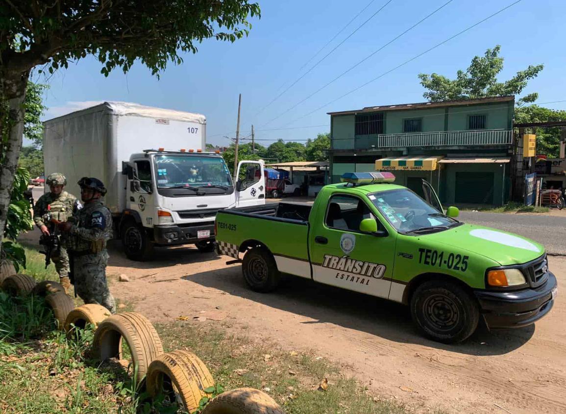 Camionero intervenido tras huir de inspección en Acayucan