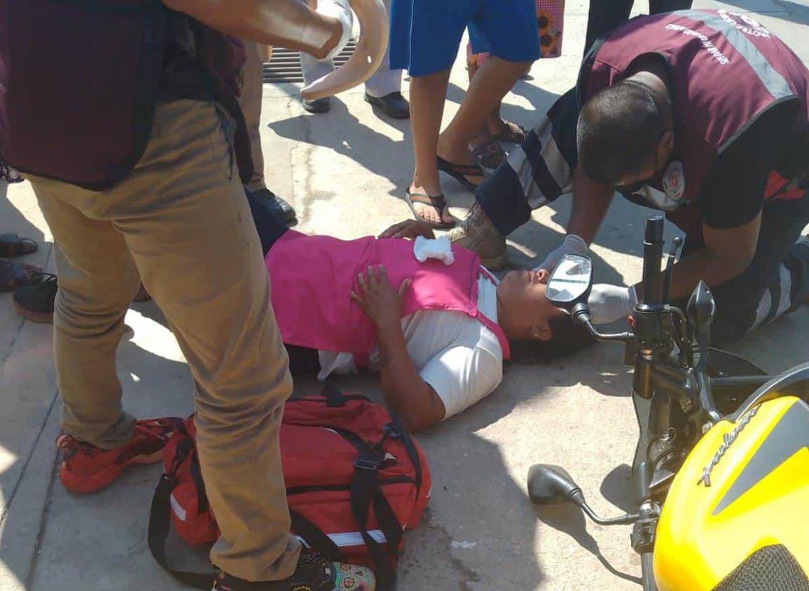 Comerciante fue auxiliada tras sufrir un choque en pleno centro de Sayula