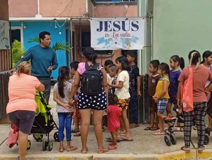 Donan útiles escolares y mochilas a niños de villa Allende