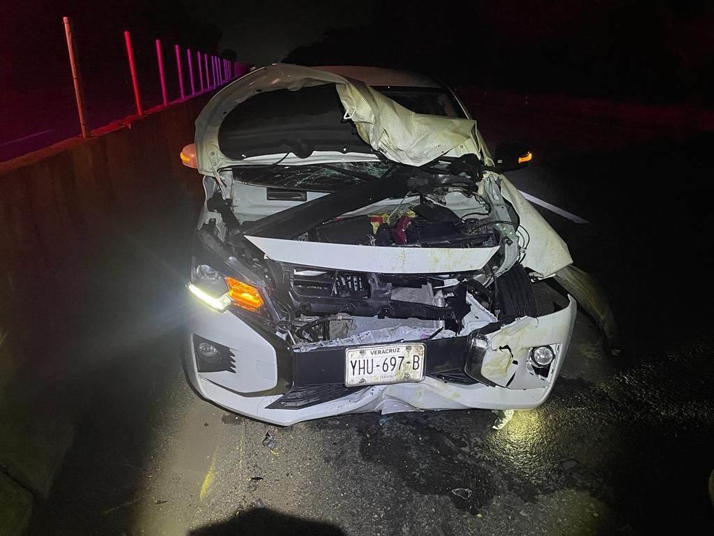 Joven maestra choca contra vaca en la carretera 185 Transístmica