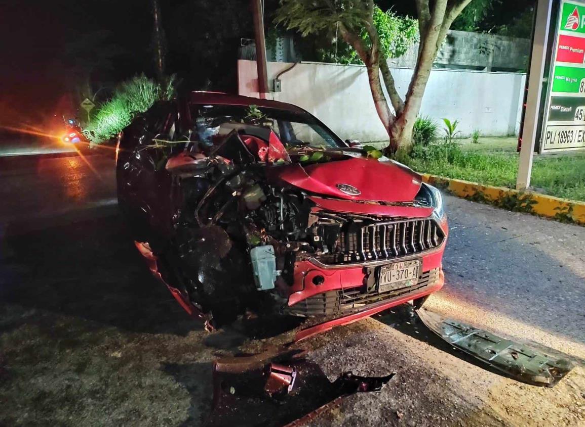 Destrozó su vehículo tras esquivar a motociclista en Moloacán