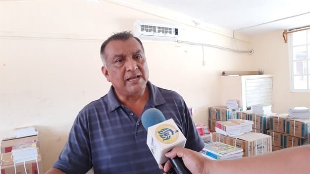 Escuelas de Agua Dulce abordarán controversia por libros de texto | VIDEO