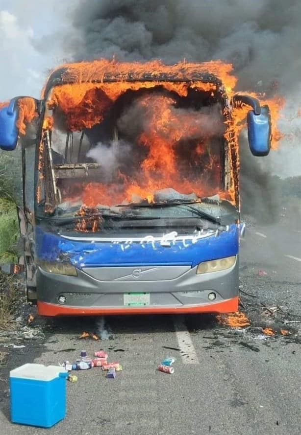 Se incendia autobús de equipo de beisbol Cuitláhuac en autopista del sur de Veracruz | VIDEO
