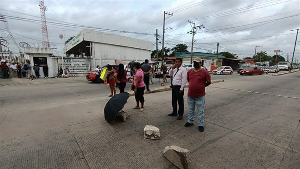 Tras 22 días sin luz, toman subestación de CFE y bloquean avenida de Coatzacoalcos