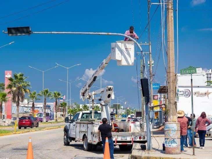 Continúan instalando semáforos tipo leds en avenidas de Minatitlán