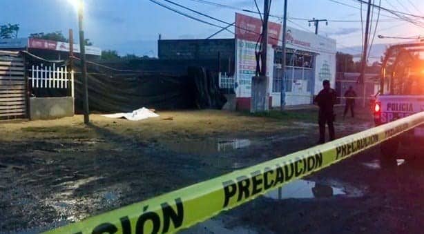 Continúa violencia en Veracruz: hallan cuerpo con narco manta en carretera Poza Rica-Cazones