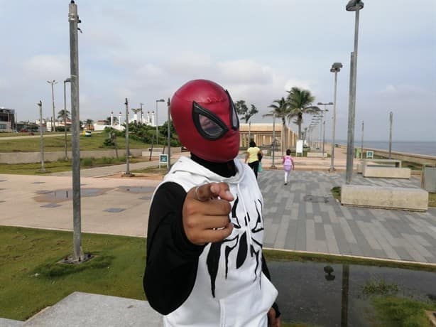 Lo haría de nuevo; Spiderman de Coatzacoalcos nos cuenta cómo impidió una riña en el malecón | VIDEO