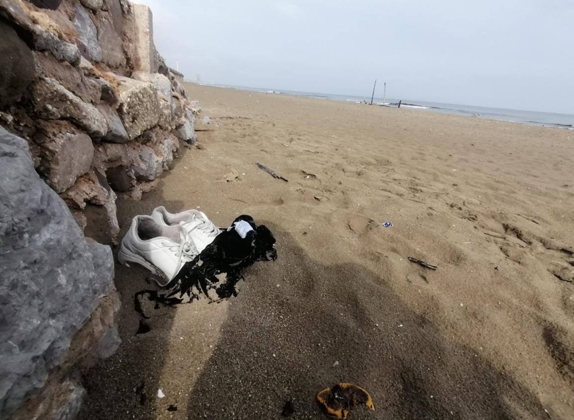 Alarma a bañistas ropa y calzado abandonados a orilla de la playa, temen lo peor