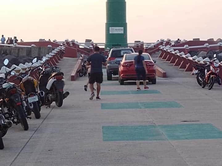 Ingreso de autos y motos en el Paseo de Las Escolleras de villa Allende, son un peligro