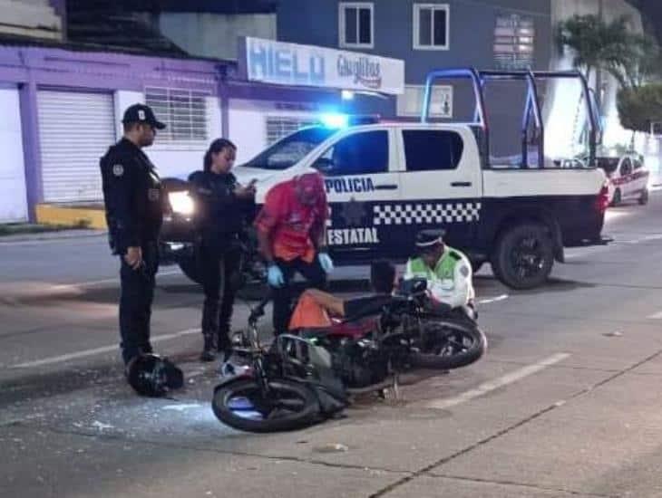 Motociclista lesionado luego de estrellarse en medallón de taxi