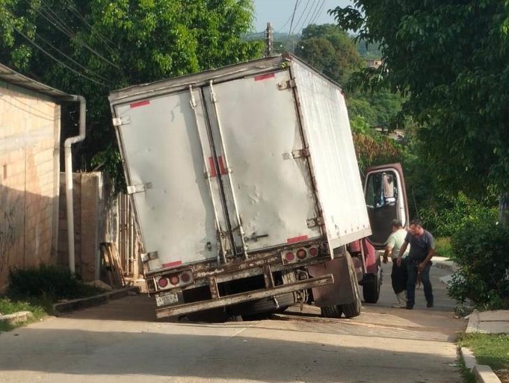 En Sayula, camión se hunde en obra de mala calidad