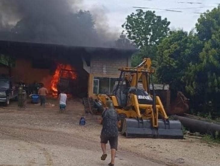 Camioneta se incendió dentro de un taller de soldadura