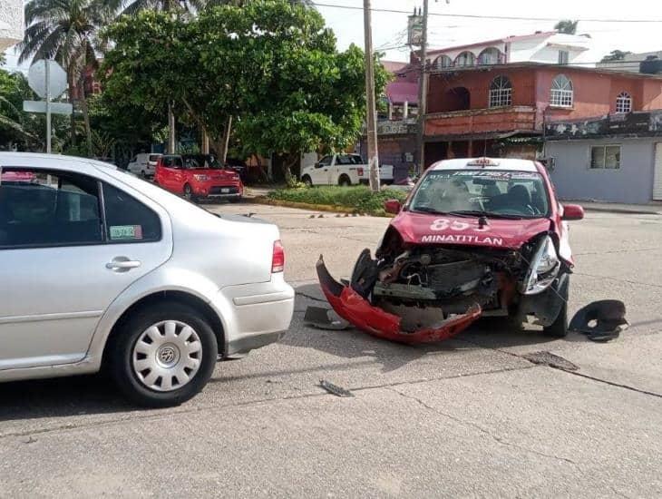 Taxi de Minatitlán provocó choque en Coatzacoalcos