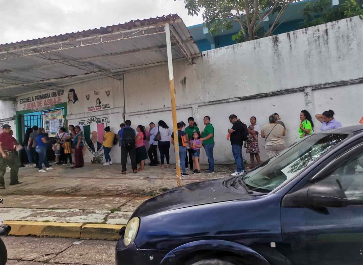 Largas filas en escuelas primarias de Nanchital por periodo de inscripción