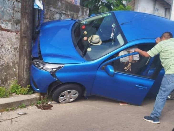 Auto se estrella contra barda y poste en la Nueva Mina