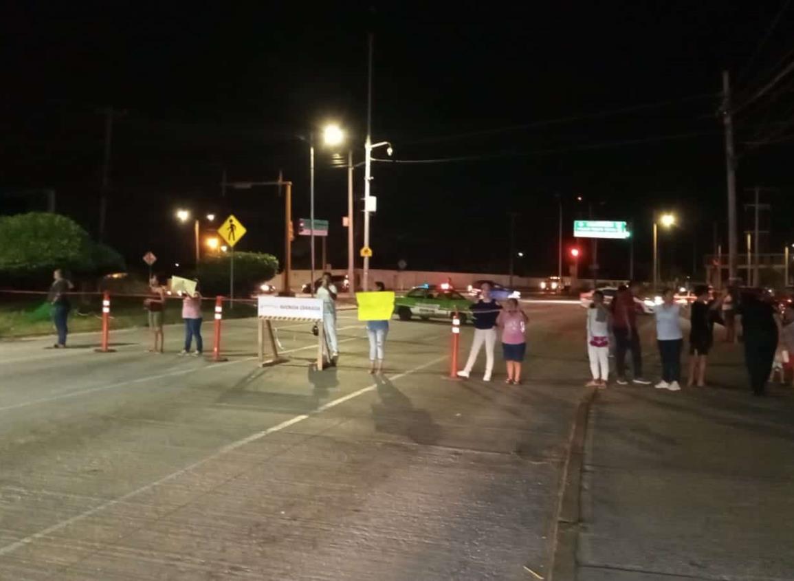 Manifestación por agua, ahoga la avenida Universidad en Coatzacoalcos