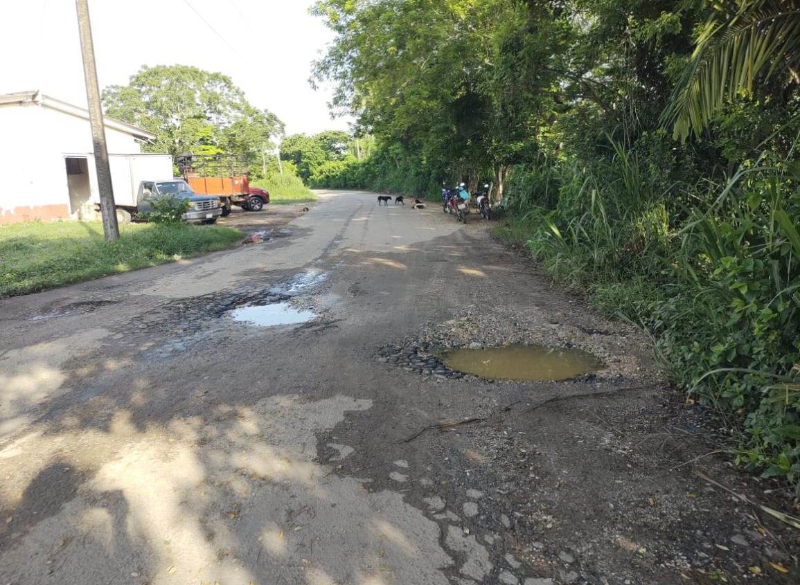 Piden a empresa petrolera rehabilitar camino a Villa Cuichapa
