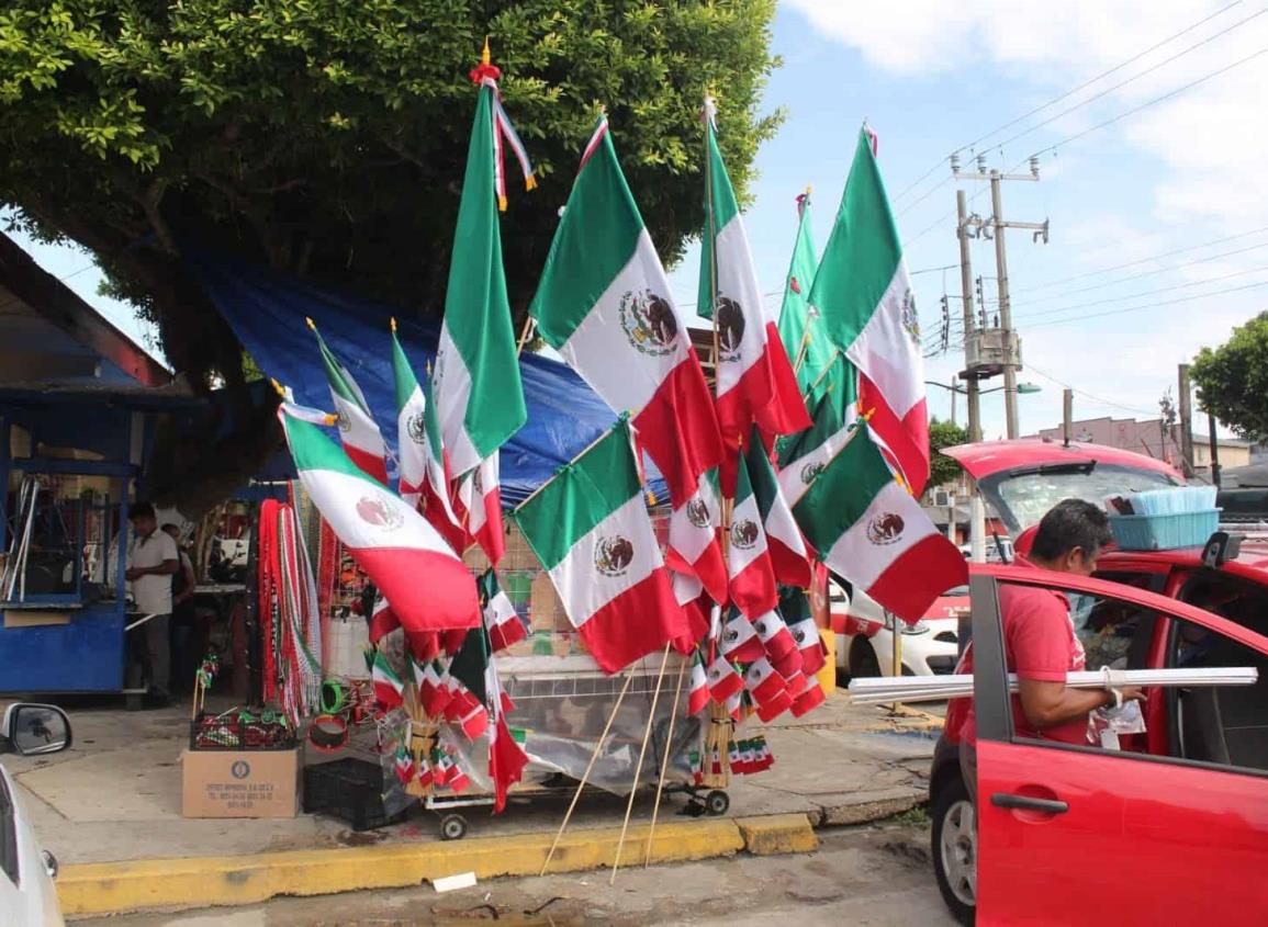 Inician ventas de banderas y adornos patrios en Las Choapas