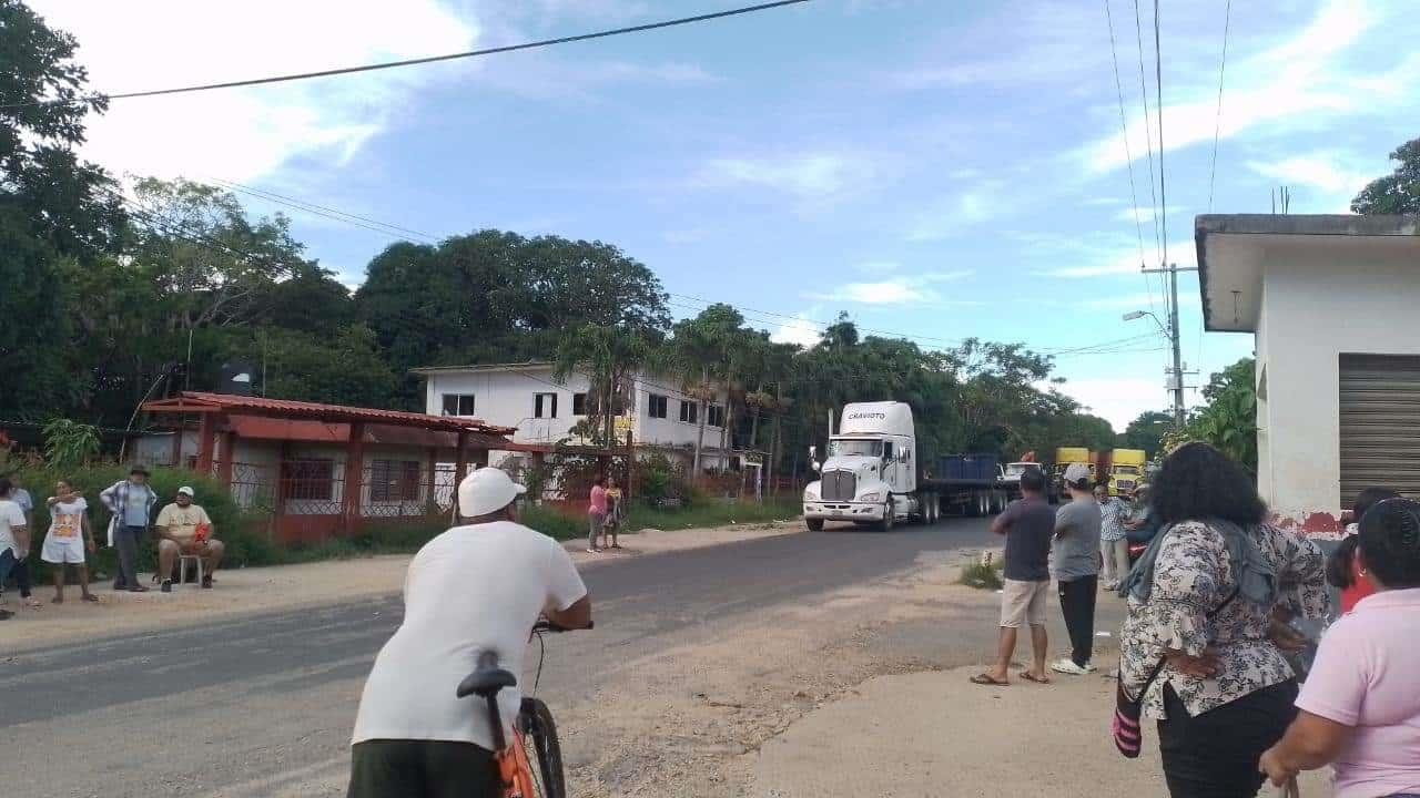 Vecinos bloquearon carretera por falta de energía eléctrica en Cosoleacaque