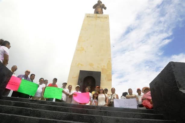Protestan contra libros de texto en Coatzacoalcos | VIDEO