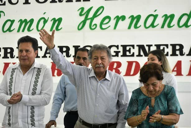 Ramón Hernández Toledo recibe reconocimiento por su trayectoria en la Sección 11