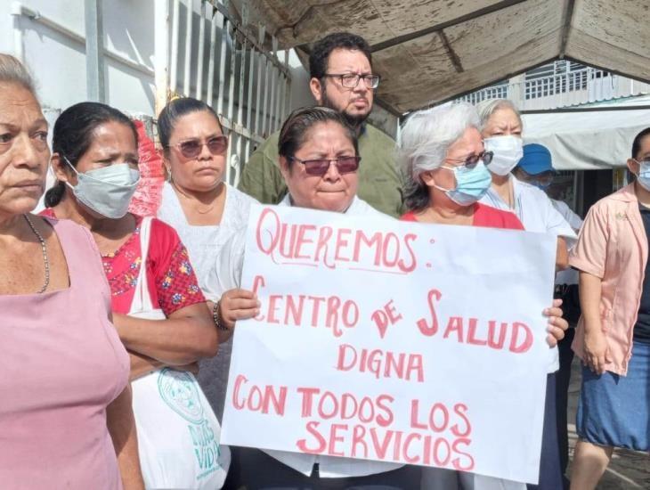 Manifestación en Centro de Salud de Las Choapas por falta de luz y agua; más de 40 mil derechohabientes afectados