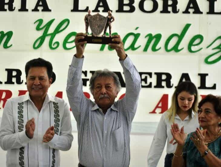 Ramón Hernández Toledo recibe reconocimiento por su trayectoria en la Sección 11