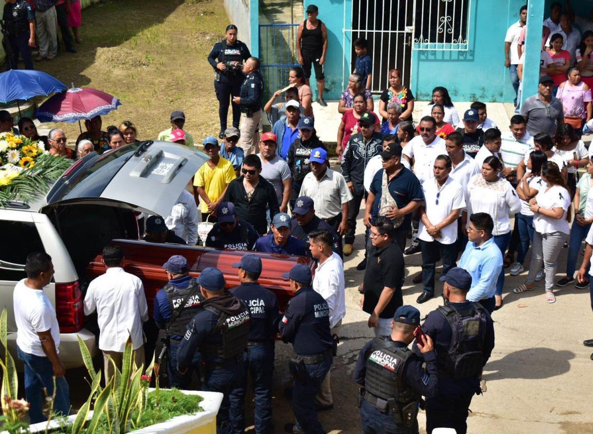 En medio de exigencias de justicia, dan último adiós a comandante asesinado en Texistepec