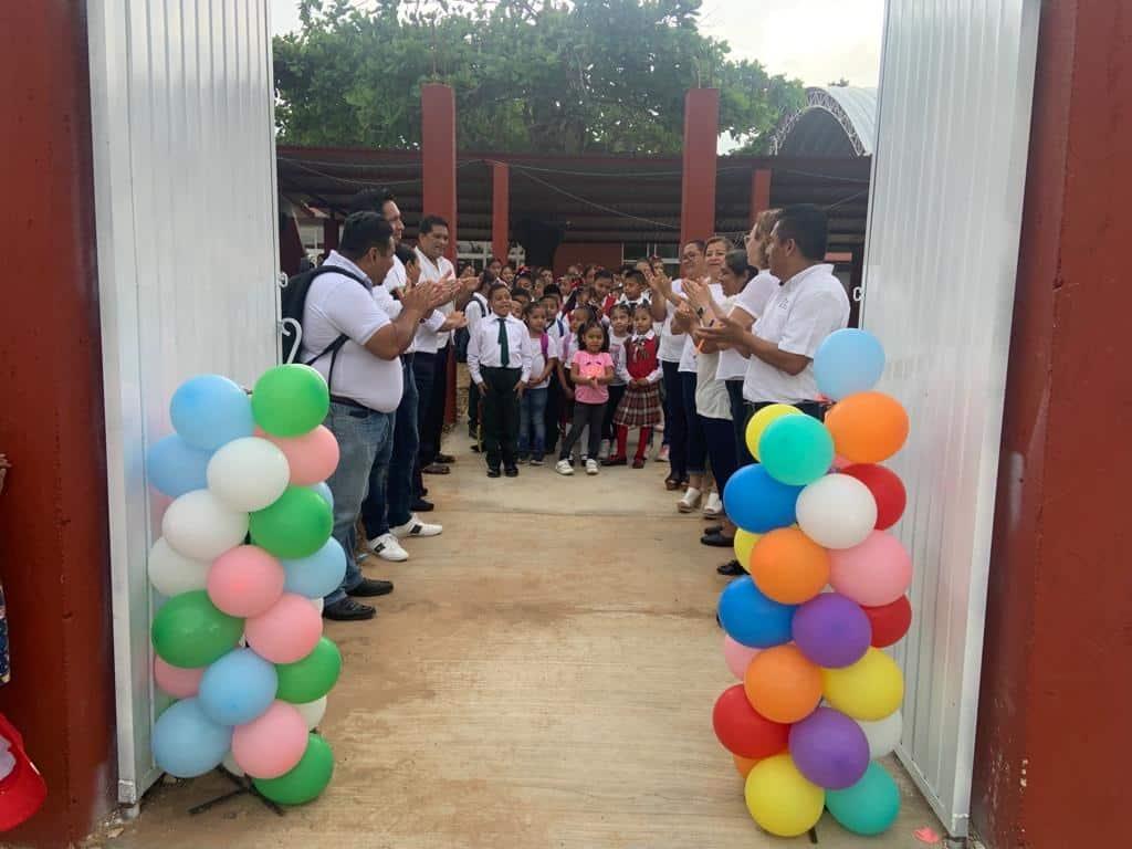 Aplausos, globos y regalos para niños de la nueva escuela mexicana en Oluta