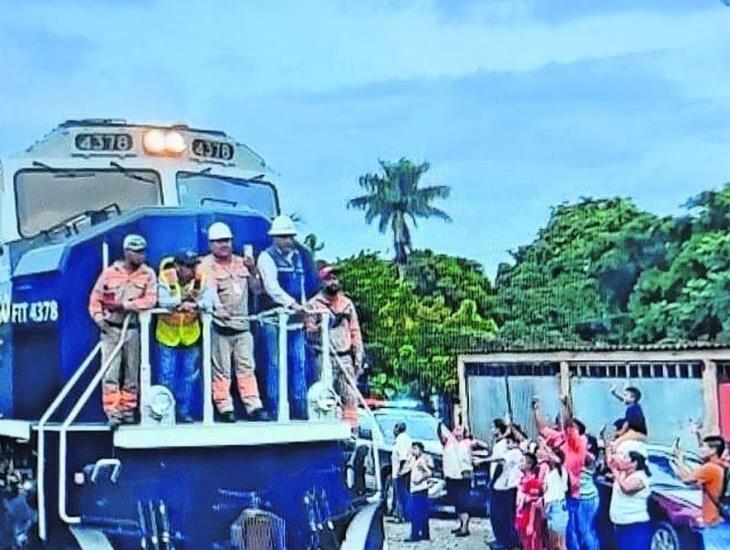Ferrocaril Interoceánico: Así recibieron en el Istmo de Tehuantepec el paso del tren que salió del sur de Veracruz