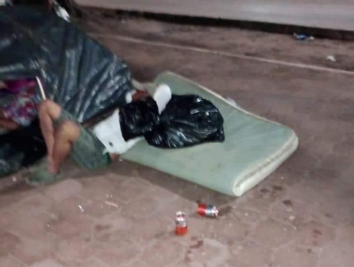 Se embriagan migrantes en bajos del puente de la Av. Uno; vecinos temen agresiones