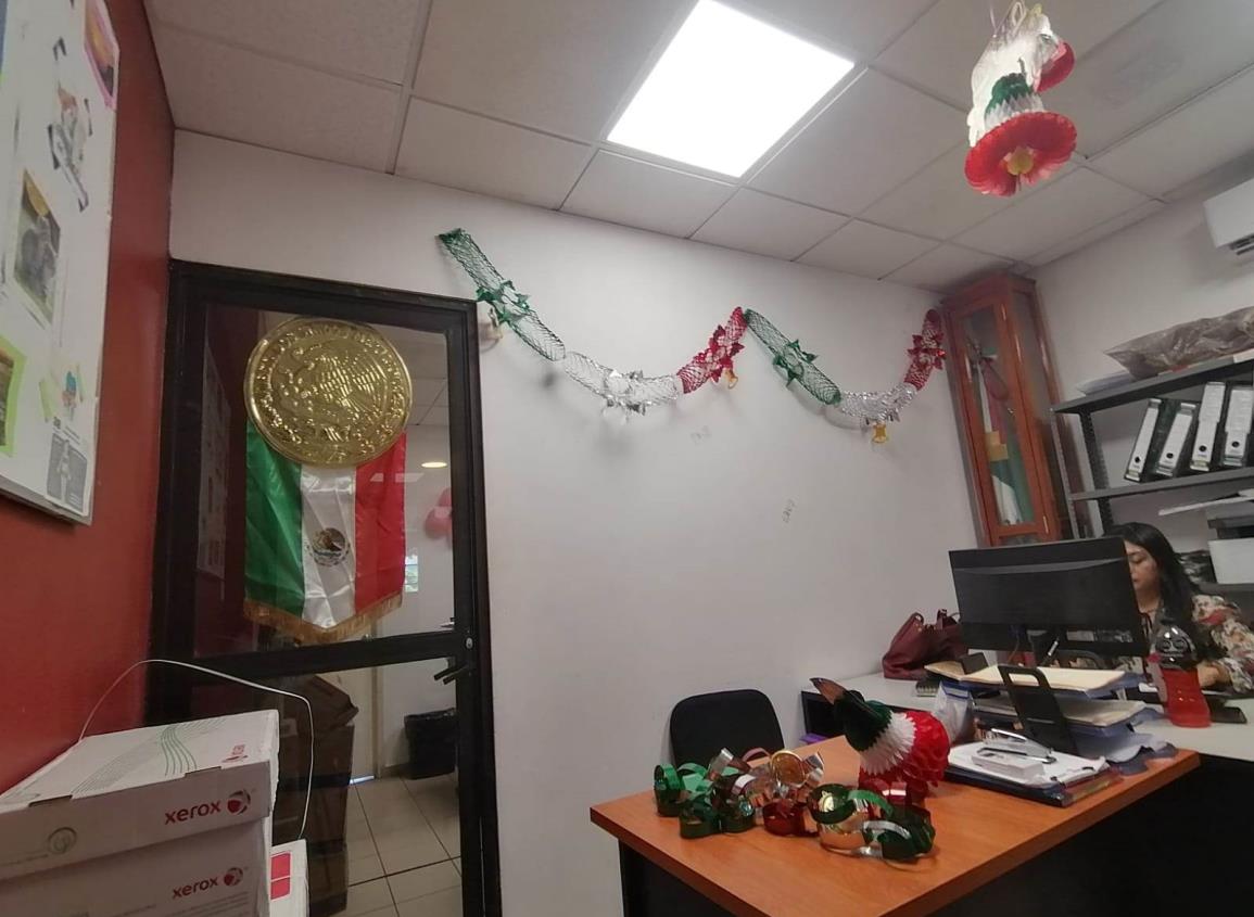 Colores patrios ya adornan oficinas del Ayuntamiento de Coatzacoalcos