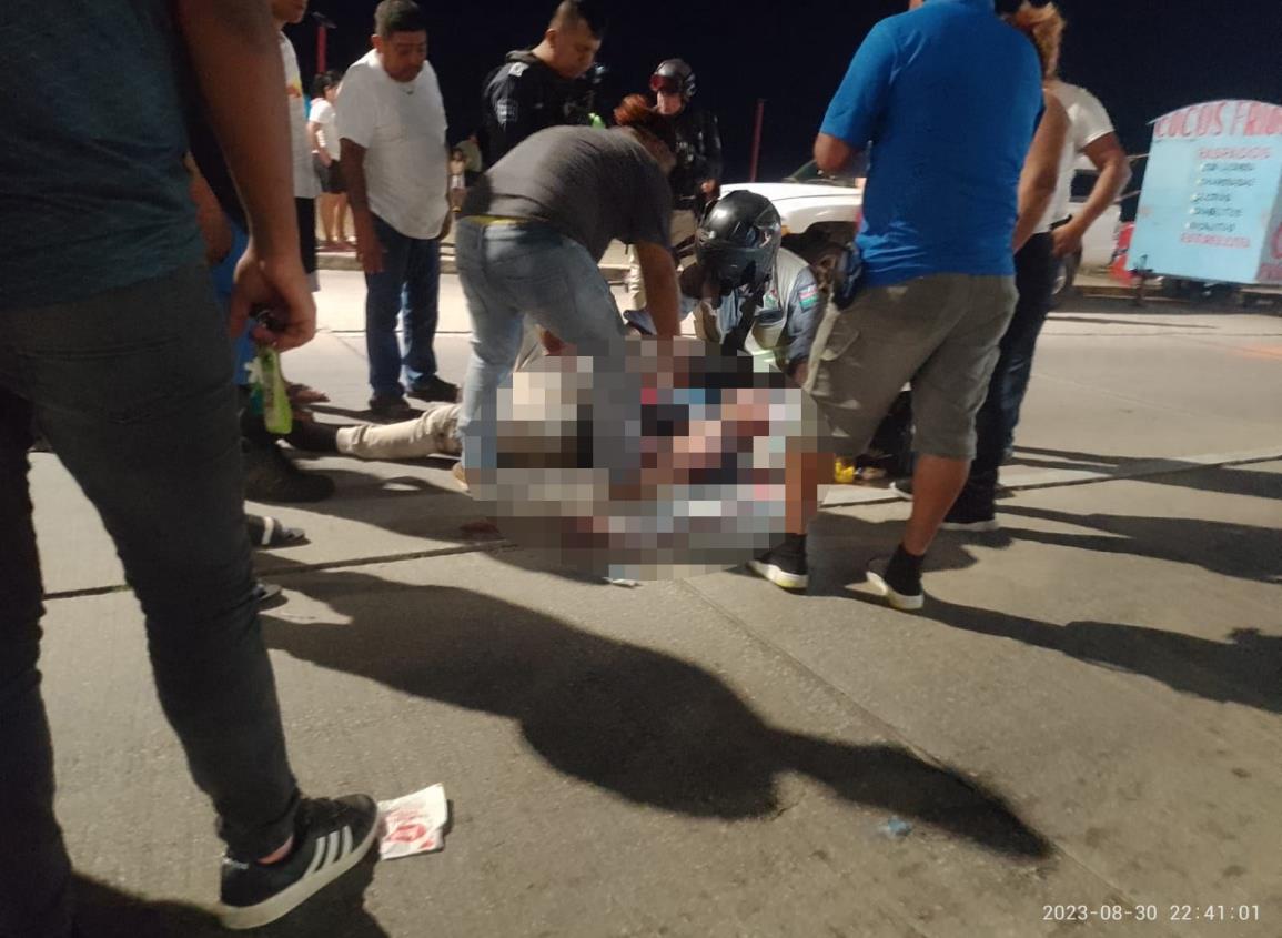 Lucha por su vida motociclista accidentado en el Malecón de Coatzacoalcos
