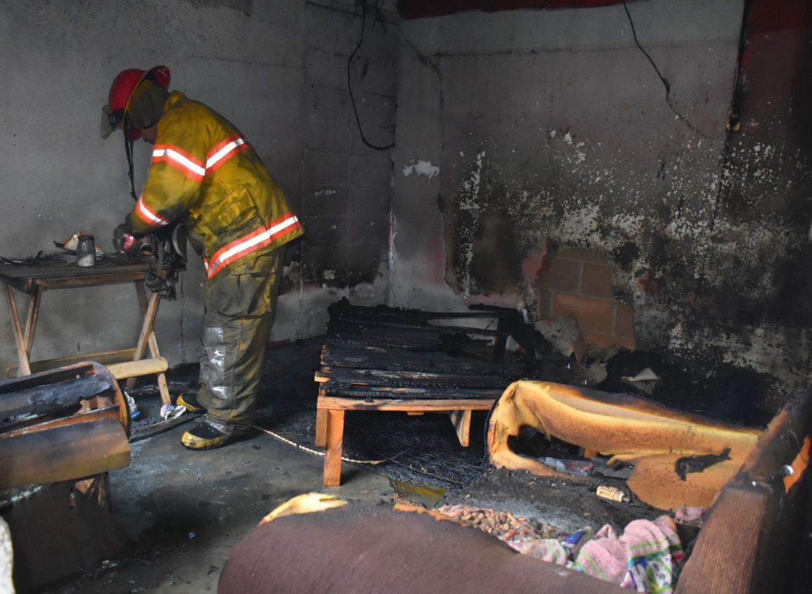 Fuego consume enseres dentro de vivienda en Acayucan