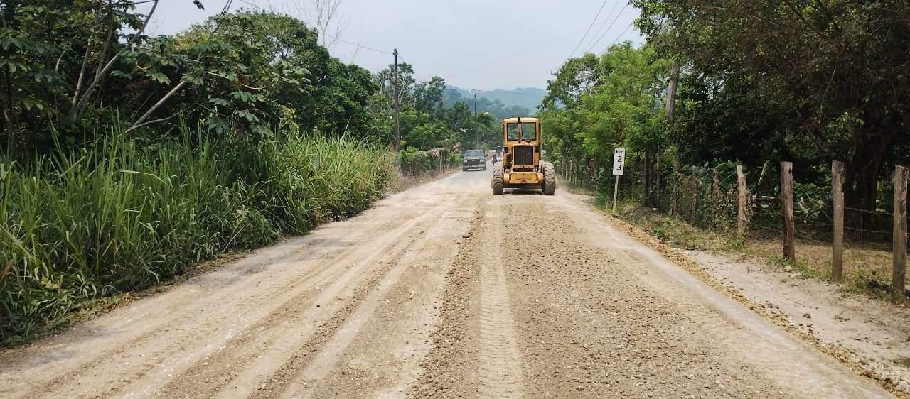 Aplican triturado para mejorar estado de tramo carretero