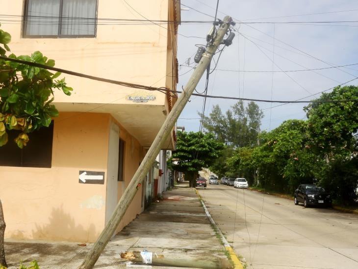A punto de colapsar poste de telefonía en Coatzacoalcos l VIDEO