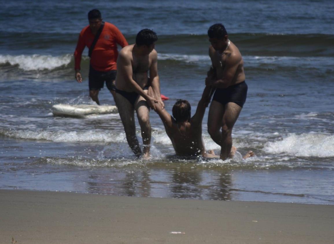 Ebrio sujeto es salvado de ahogarse en la playa de Coatzacoalcos l VIDEO