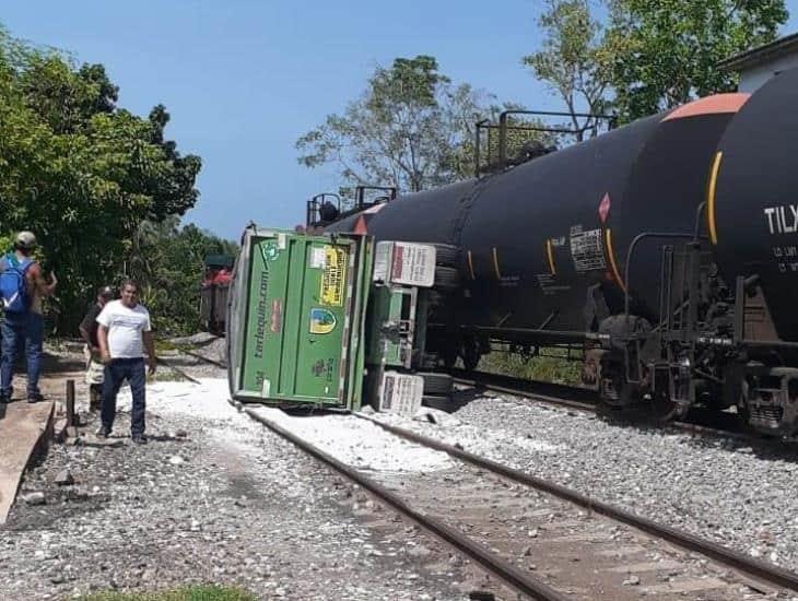 Tráiler doble remolque fue colisionado al querer ganarle el paso al tren en Chimameca