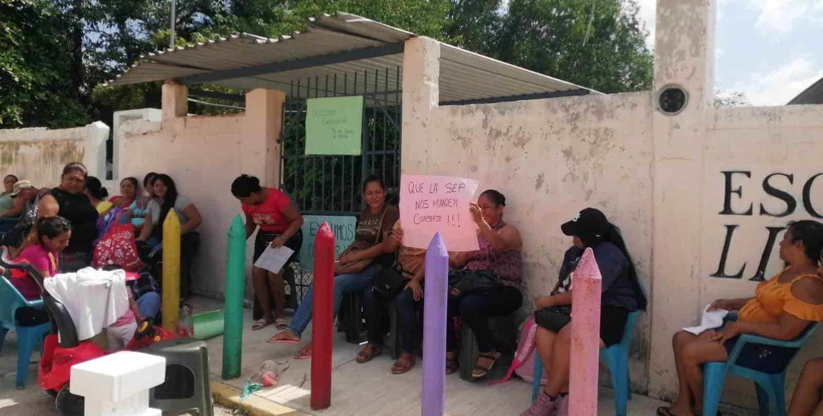 Padres de familia toman instalaciones de la escuela Adolfo López Mateos en Las Choapas; piden asignar conserje