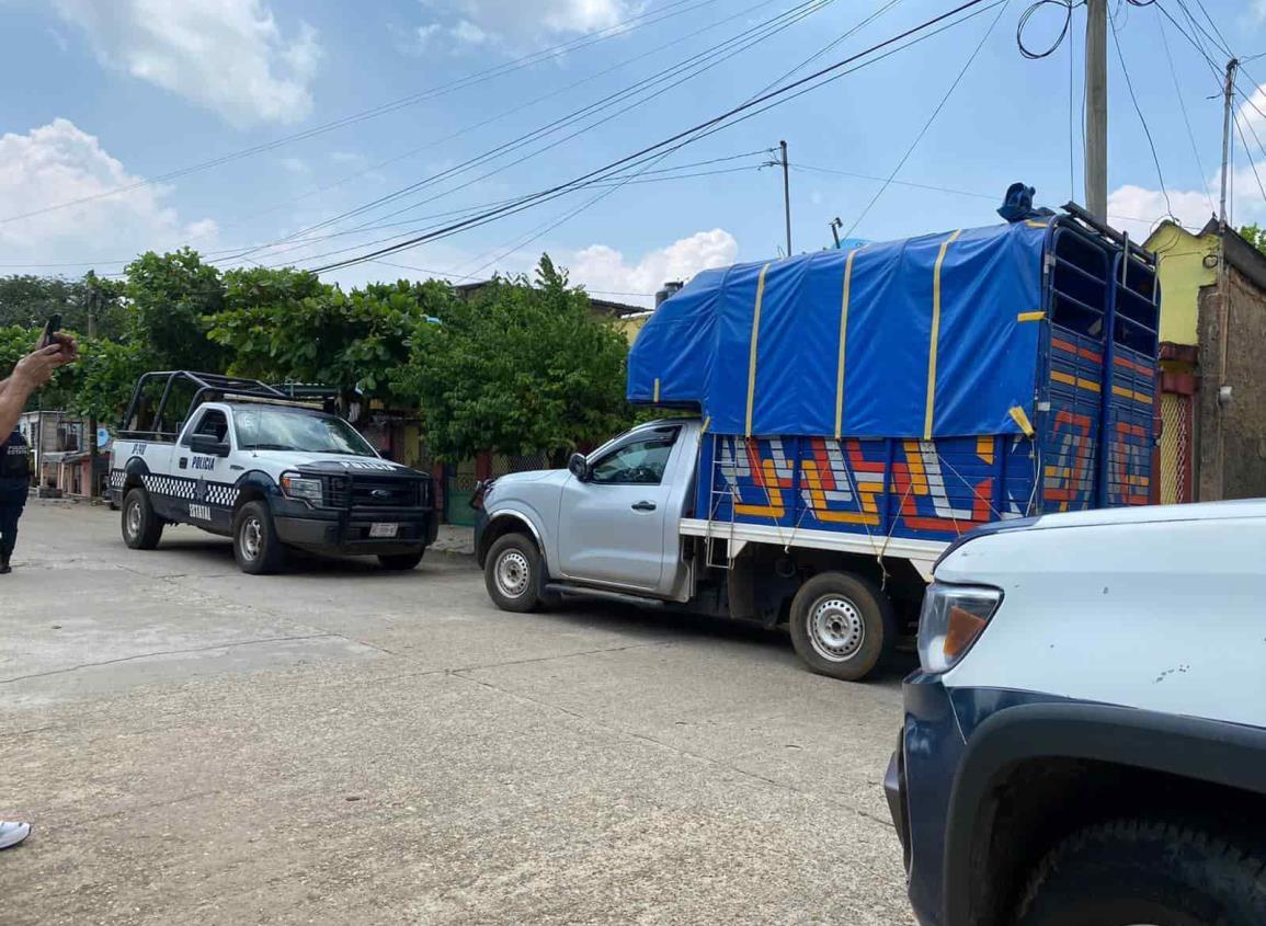 Abandonan camioneta robada en Acayucan