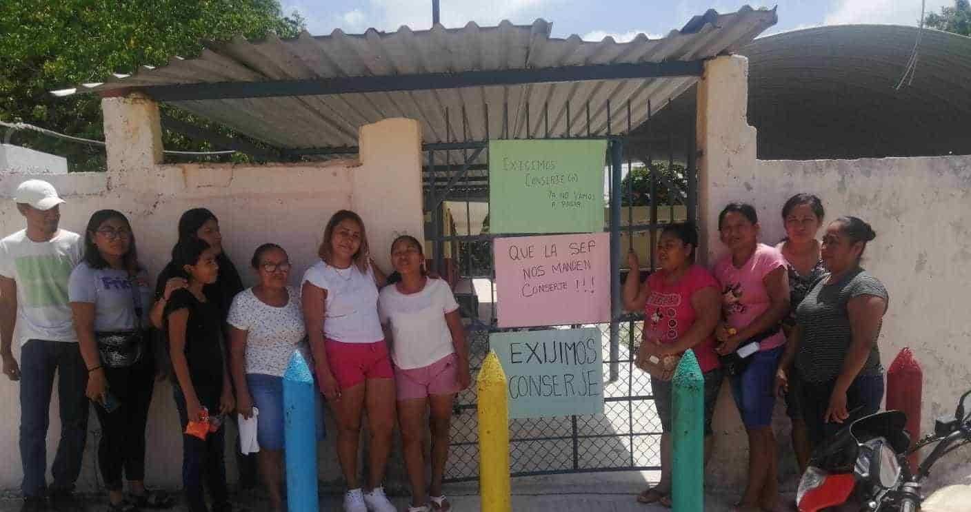 Se mantiene la protesta de padre de familia solicitando un conserje en la primaria Adolfo López Mateos de Las Choapas