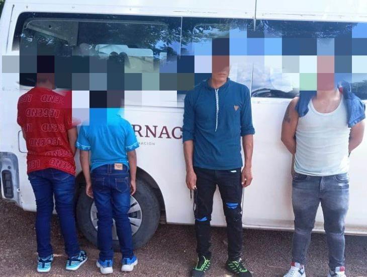 Detienen a presunto pollero y aseguran a 12 migrantes en el sur de Veracruz