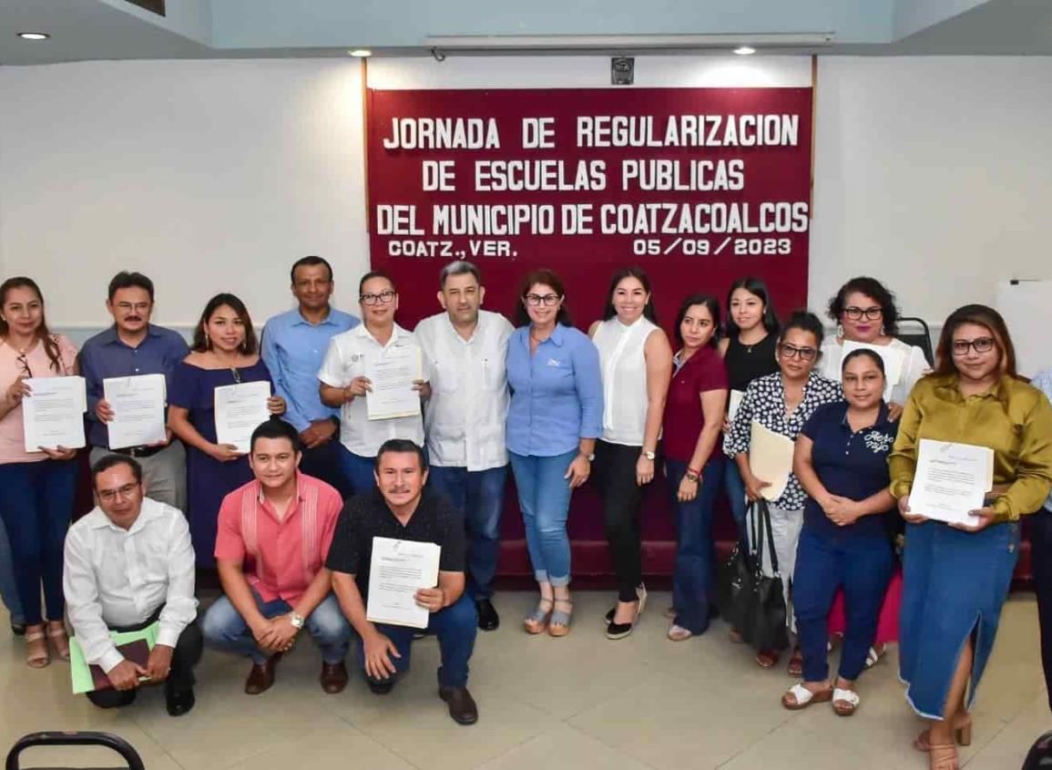 Amado Cruz Malpica entrega actas de cabildo que promueven la escrituración de escuelas municipales