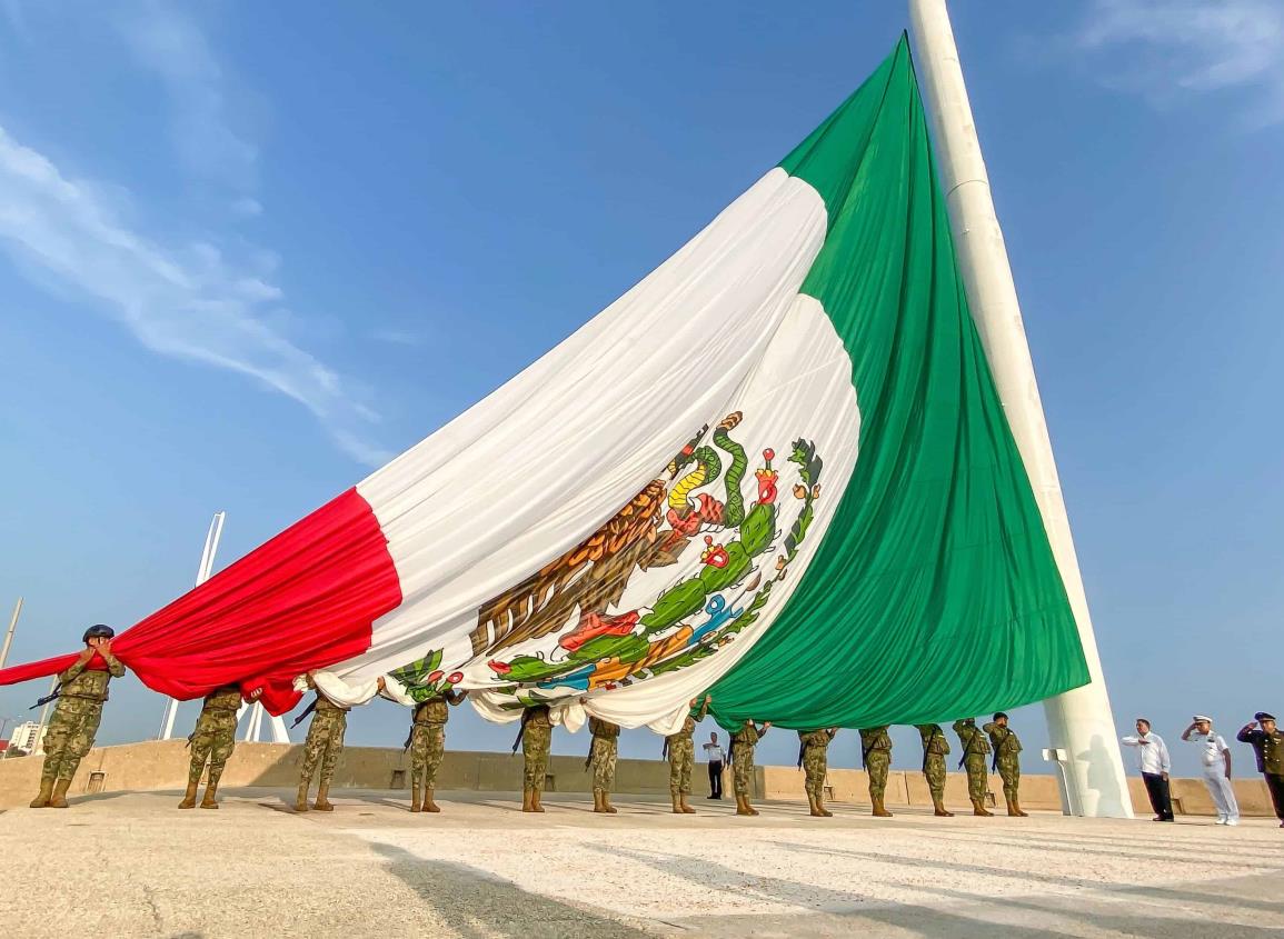 Bandera nacional adorna nuevamente el cielo de Coatzacoalcos