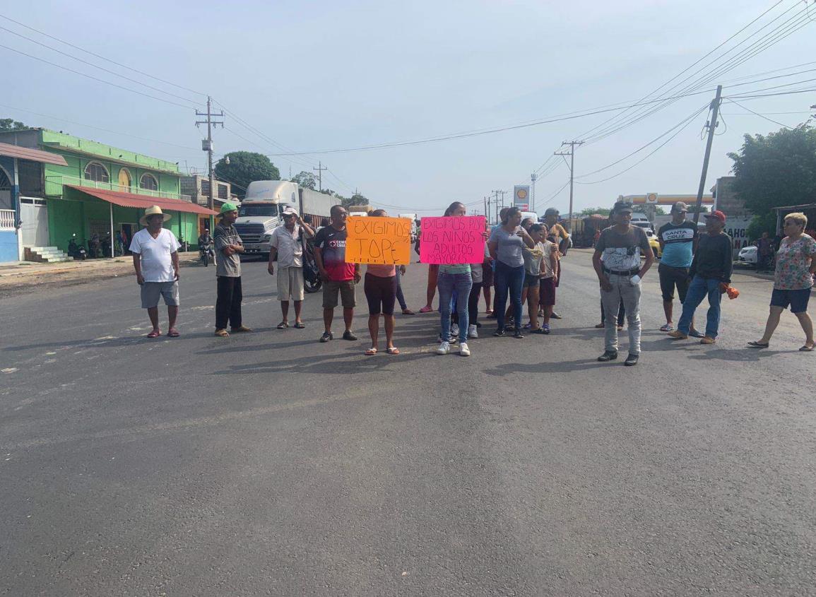 Cierran carretera Transistmica en Sayula de Alemán por reclamo de topes | VIDEO