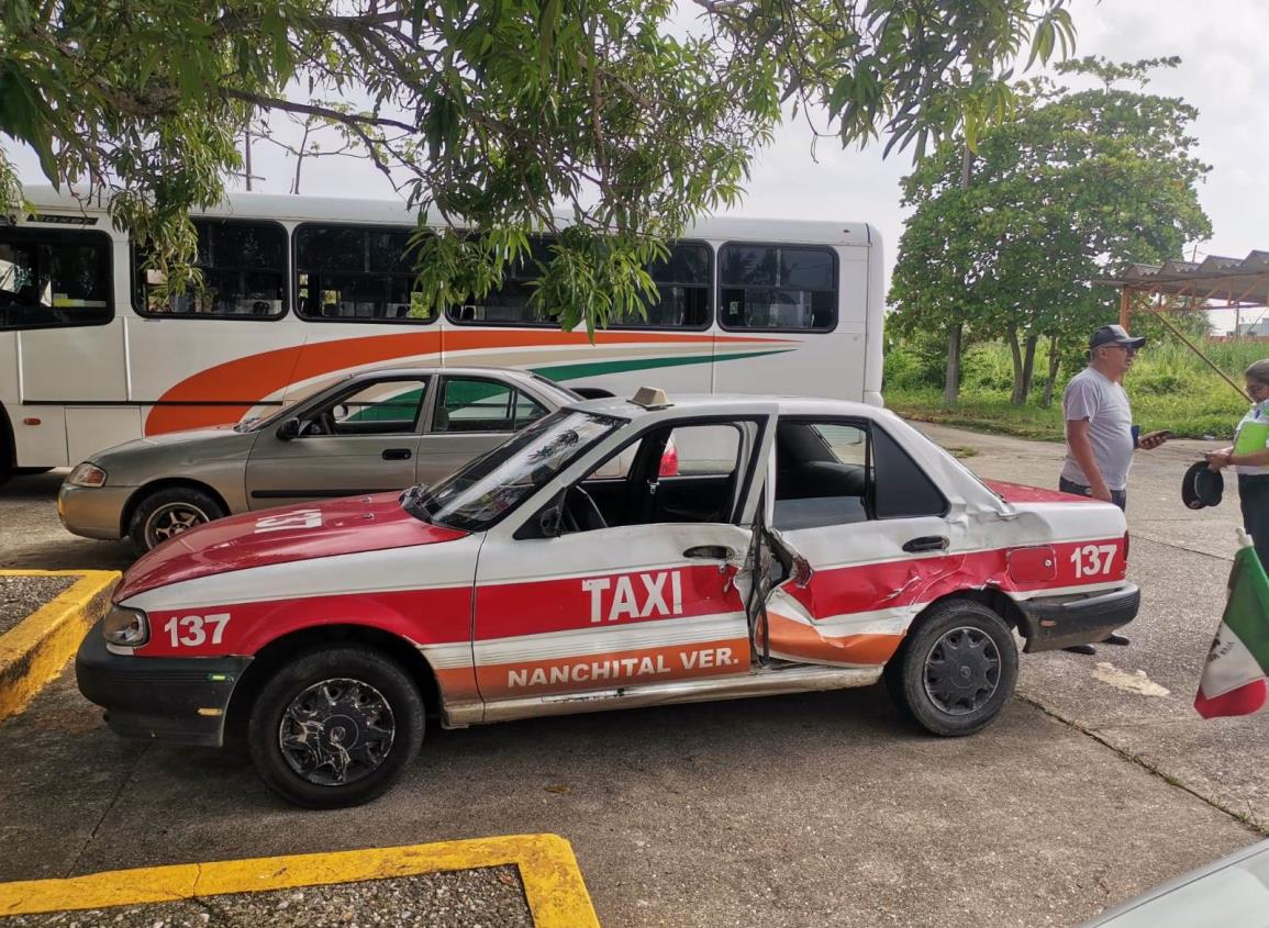 Daños materiales y una persona lesionada dejo accidente en Nanchital