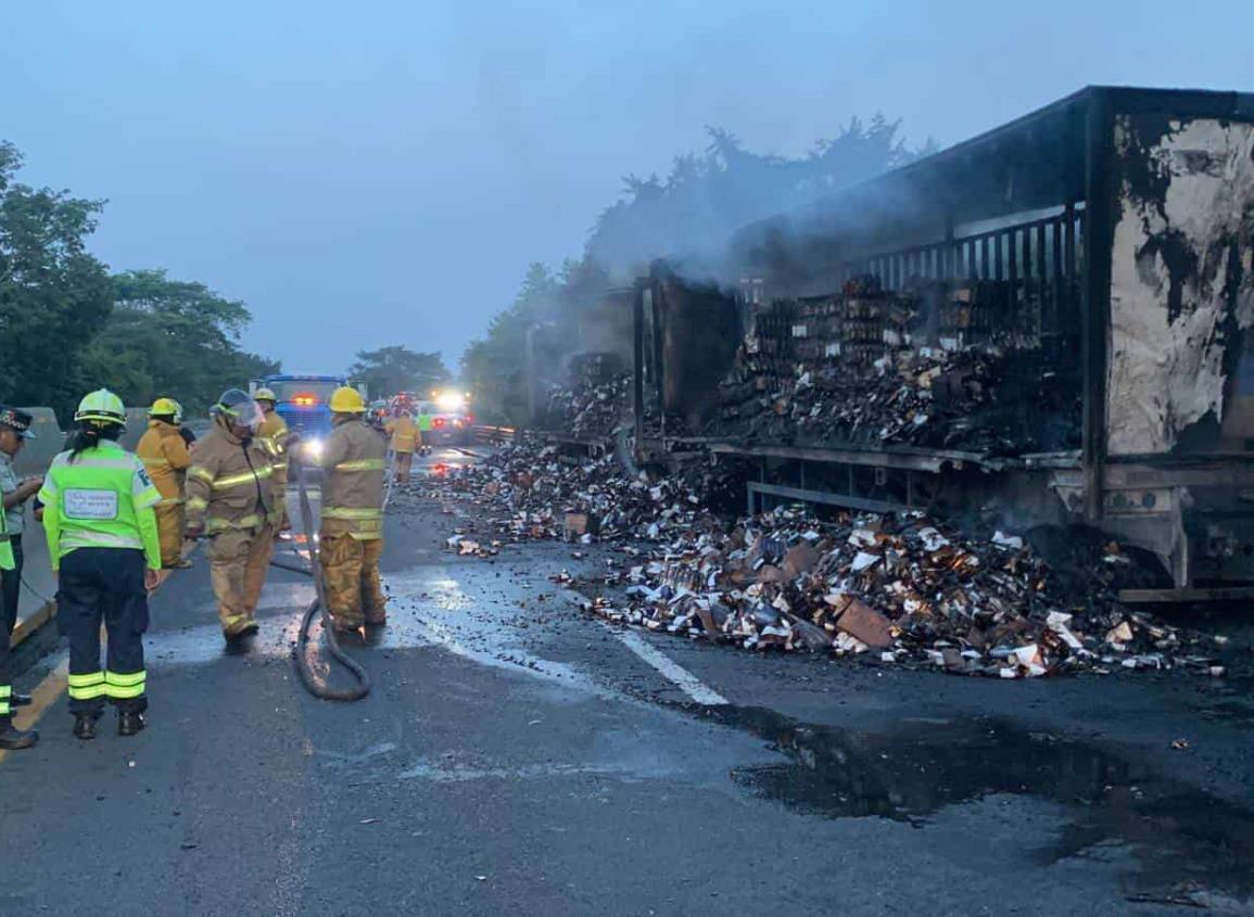 Tracto cargado de cervezas se incendia en autopista del sur de Veracruz
