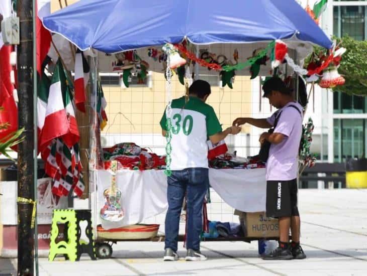 Pocos adornos patrios en Coatzacoalcos ¡La resaca del regreso a clases!