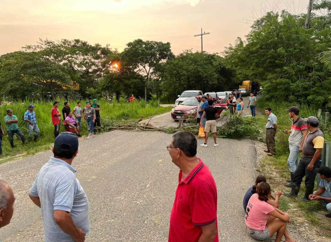 Bloquearon carretera Nanchital-Las Choapas tras padecer tres días sin luz