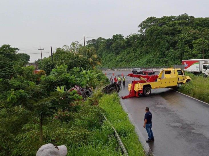 Conductor pierde el control y termina fuera de la cinta asfáltica en autopista Nuevo Teapa-Cosoleacaque | FOTOS